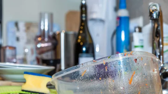 Így tudod könnyedén leszedni a makacs zsírréteget a műanyag dobozokról