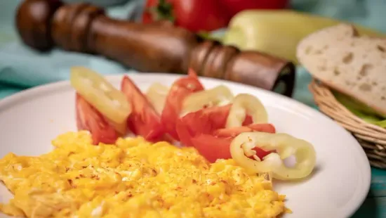 Krémesen lágy lesz a rántotta, nem fog kiszáradni a tojás, ha ezt hozzákevered sütés előtt