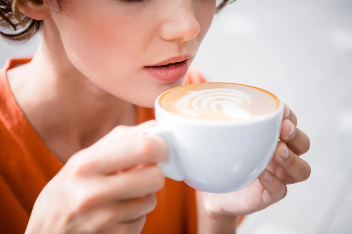 Ital-kombináció: kapucsínót ivó nő