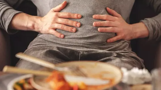 Feszít, nyom, kínoz? Ezekkel a trükkökkel percek alatt megszűnik a puffadás