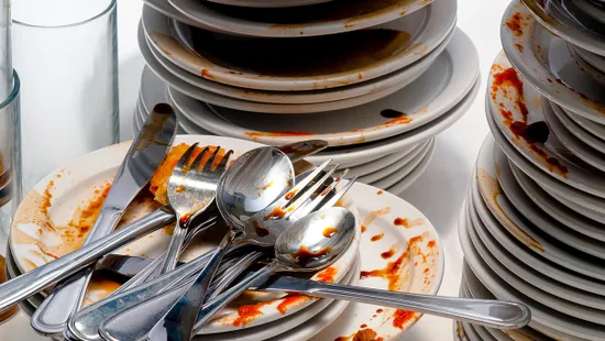 Tippek a takarékos mosogatáshoz: így végzel gyorsan az edények tisztításával