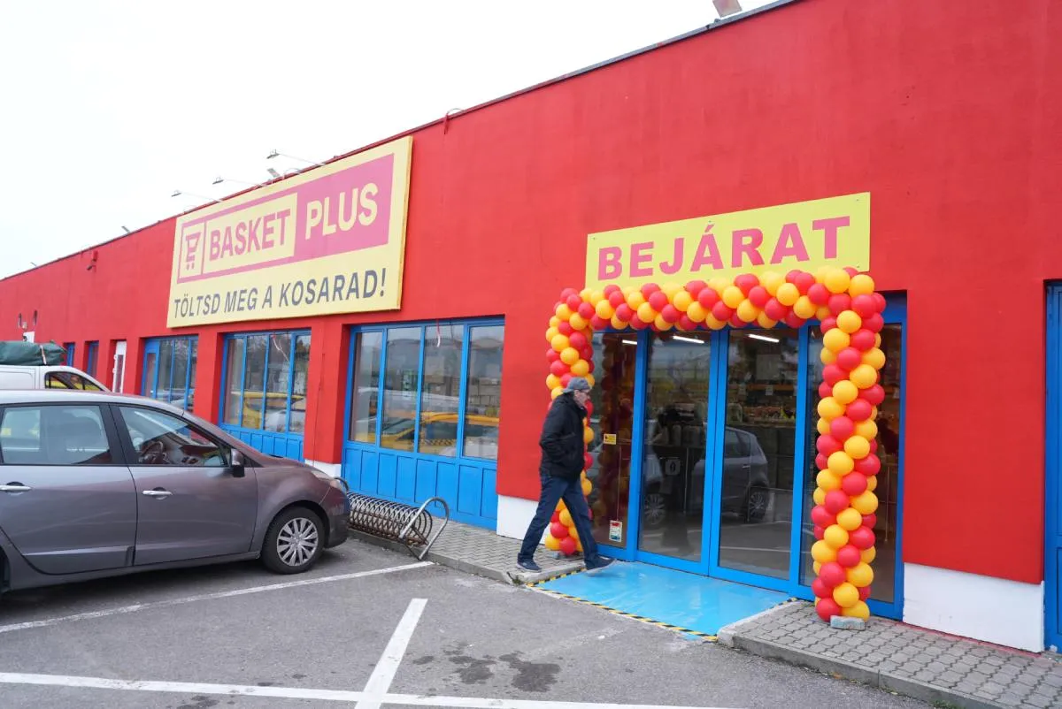 Mere, vagyis Basket Plus Diszkont Áruházba belépő vásárló