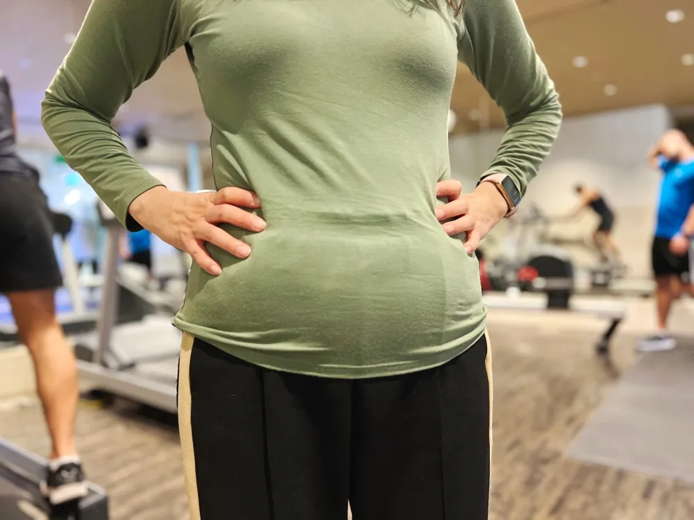 A menopauza idején gyakori a hasi zsír növekedése. Mozgással, kiegyensúlyozott étrenddel és stresszkezeléssel csökkenthetők a klimax okozta változások