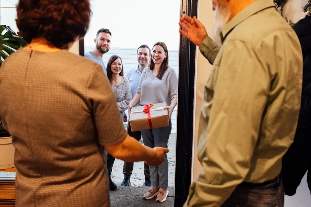 Vendégek ajándékkal