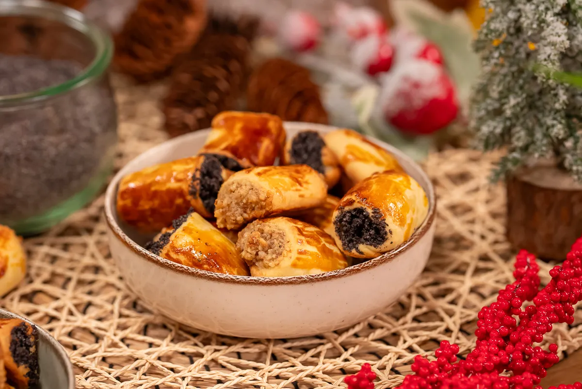 Mini bejglik egy tálban karácsonyi díszítéssel