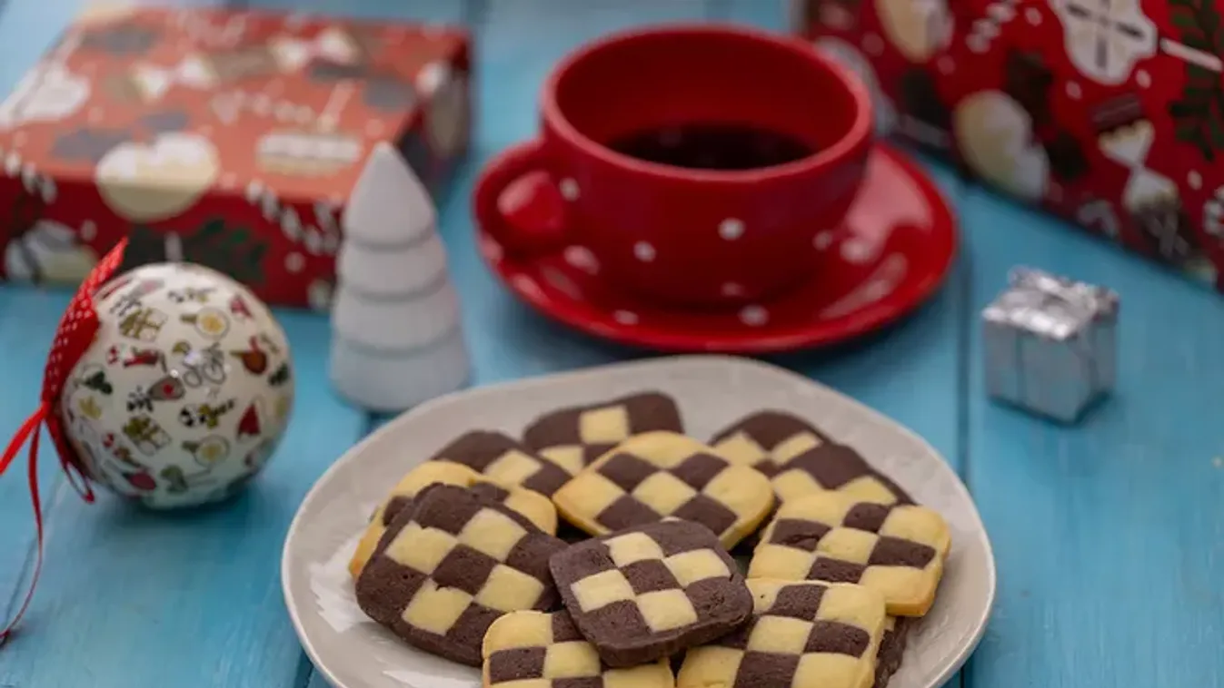 Látványos aprósüti karácsonyra: így készíthetsz omlós sakktáblakekszet