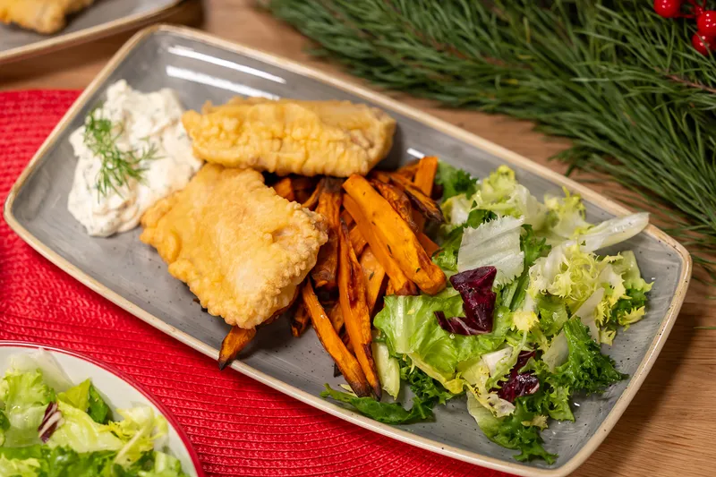 Sörtésztában sült harcsafilé édesburgonyával, remulád mártással