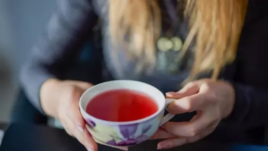 A harvardi orvos figyelmeztet: ha így isszuk a teát, azzal ártunk a májunknak és a bélrendszerünknek