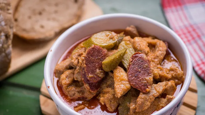 Szaftos főfogás kolbászos-csemegeuborkás ragu