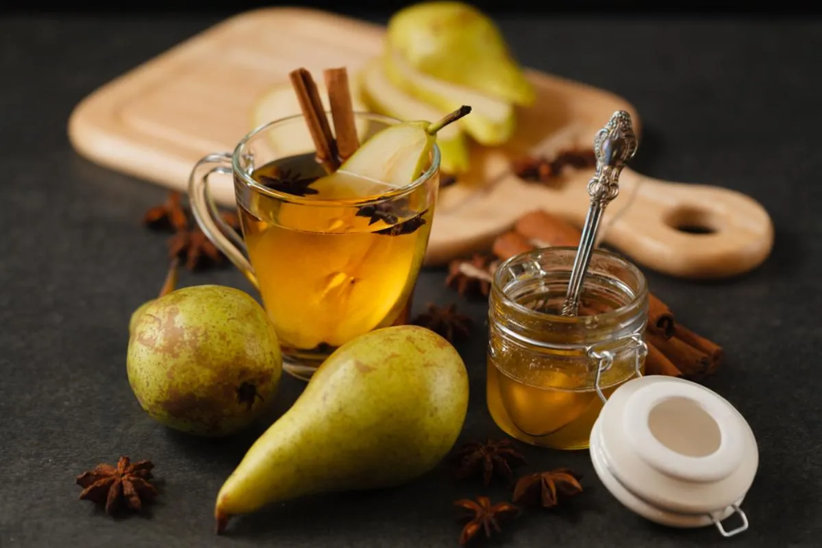 Almaecetes koktél: üveg csészében almaecetes-körtés fűszeres frissítő ital