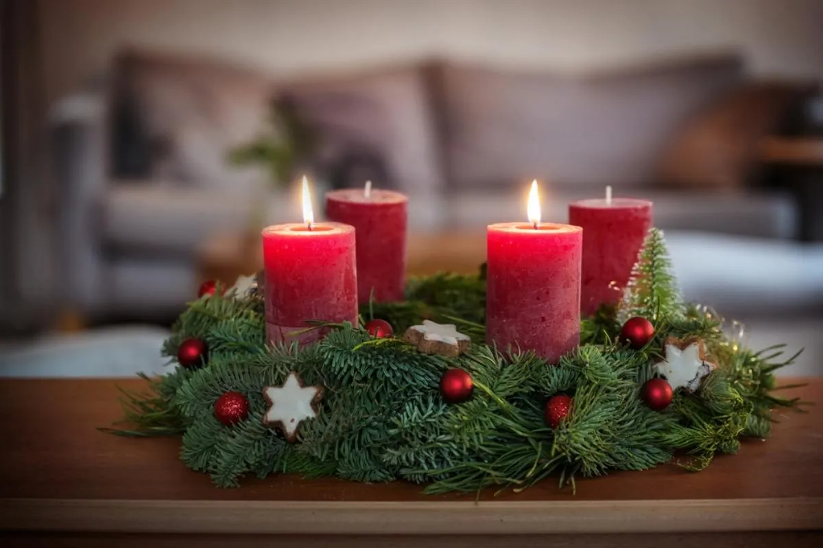 Mi legyen az ebéd? Adventi koszorú, amin már két gyertya ég
