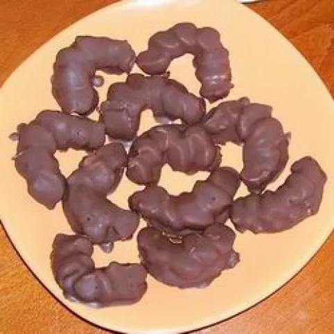 Csokoládéba mártott diós kifli