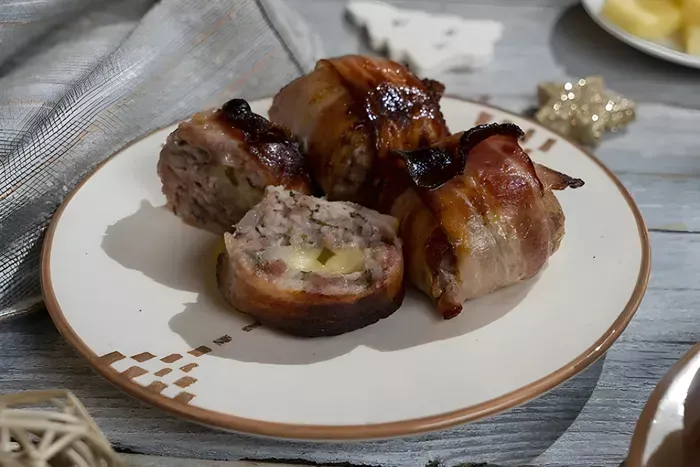 Baconbe göngyölt sajttal töltött húsgolyó recept