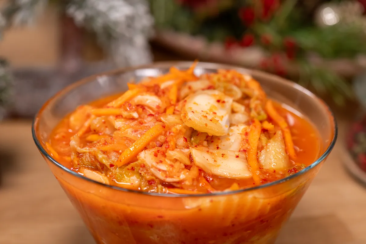 Üveg edényben egy nagy adag kimchi