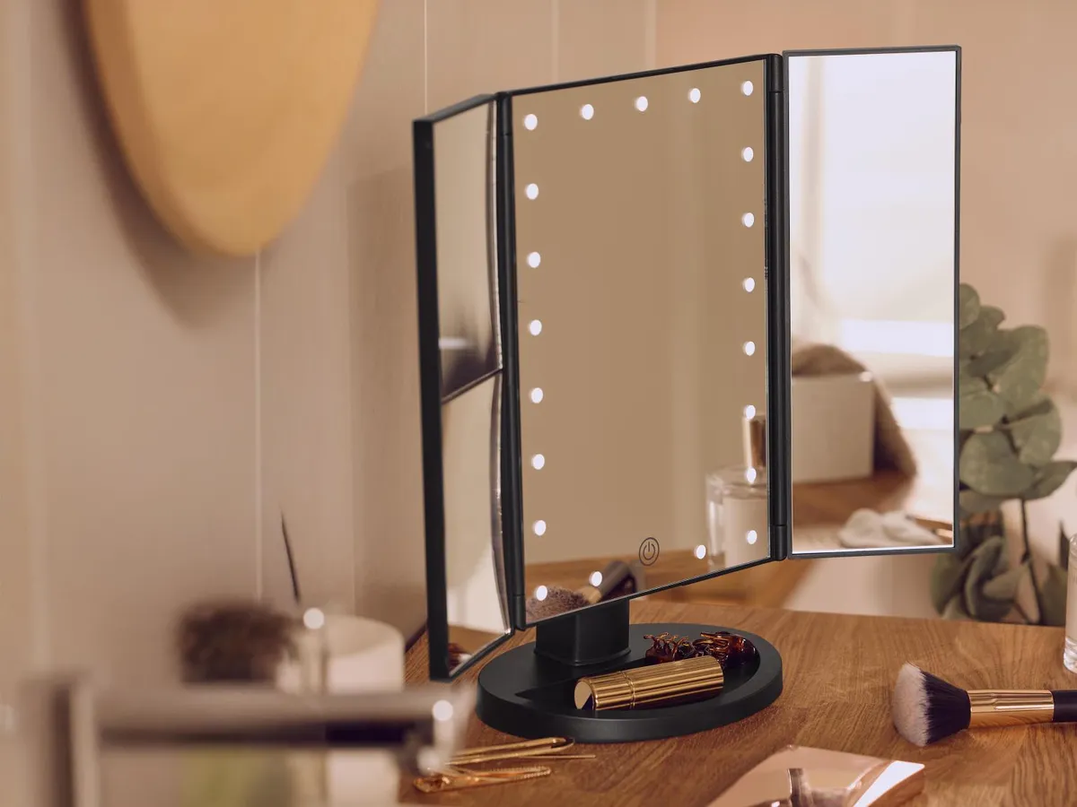 A Lidl Cien Beauty LED-es sminktükör: 21 LED-fénnyel, nagyítós oldallapokkal és állítható fényerővel – tökéletes a precíz sminkeléshez
