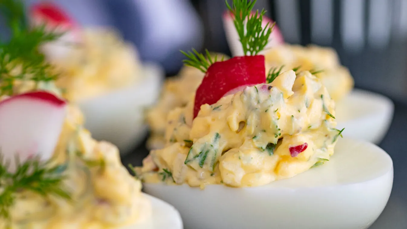 8 szuper finom töltött tojás, amit kár lenne kihagyni húsvétkor!