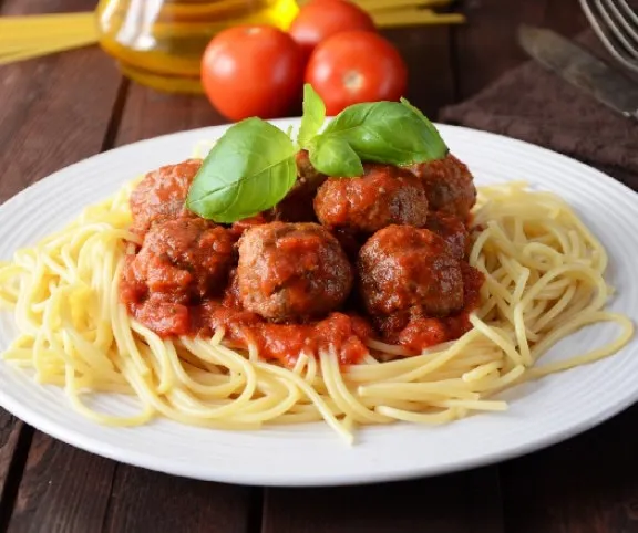 Spagetti paradicsomos húsgolyókkal