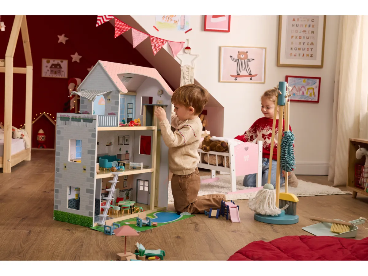 A Lidl  fa babaháza több gyereket is kiszolgálhat, strapabíró és részletgazdag