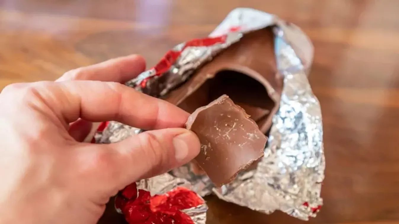 Tovább gyűrűzik a botrány: nem csak Hajdúböszöröményben kaptak kukacos Mikulást a kicsik