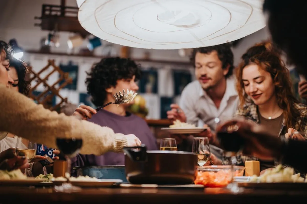 Ebéd advent második hétvégéjén: vidám baráti ebéd pillanata 