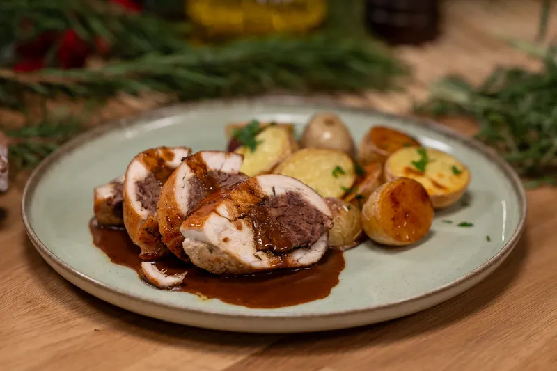 Libamájjal töltött pulykamell rozmaringos sült burgonyával 