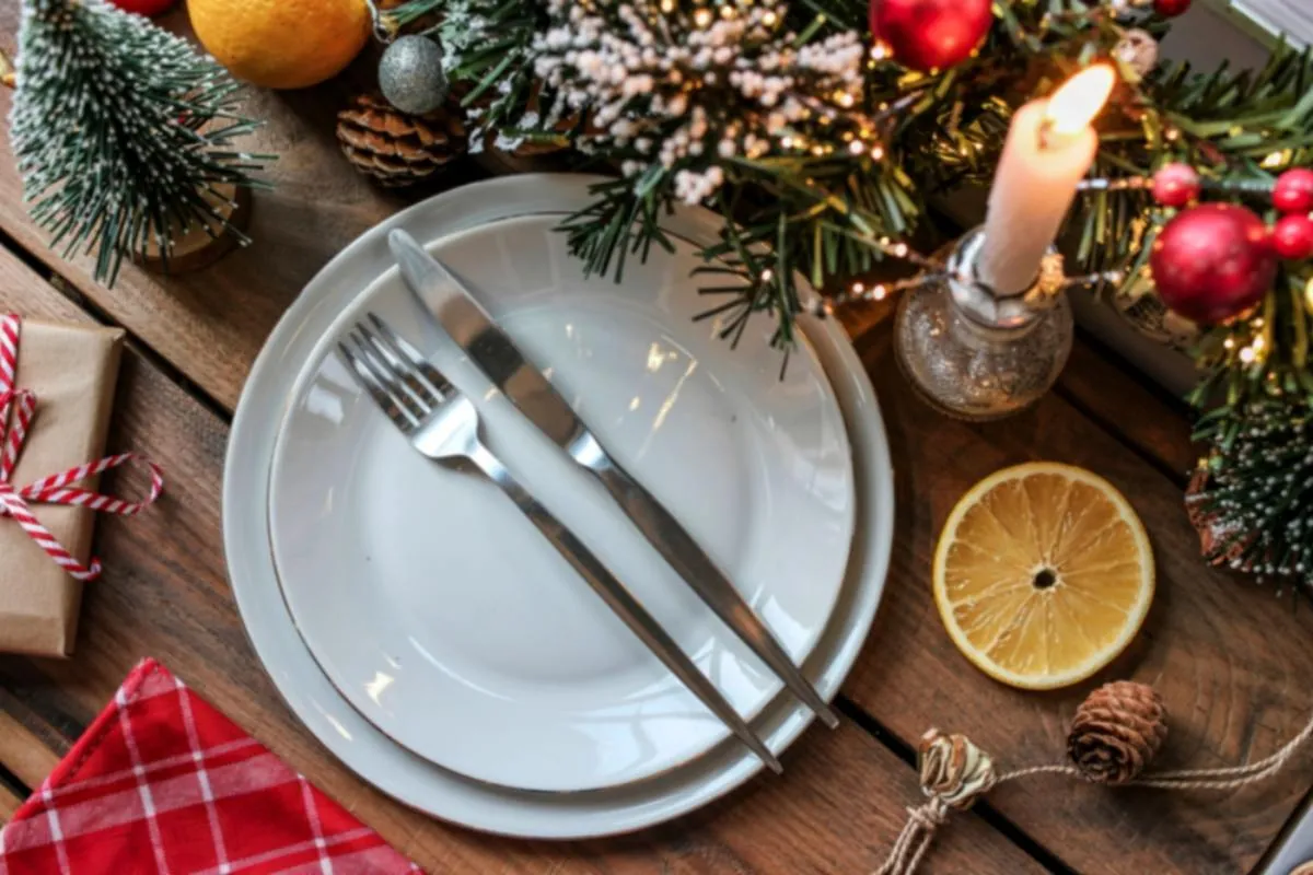 Ünnepi teríték egy asztalon: a saláta lehet köret is