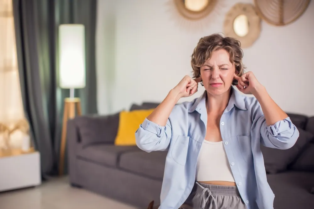 A tartós fülzúgás komoly terhet róhat a mindennapokra – érdemes időben felismerni a háttérokokat