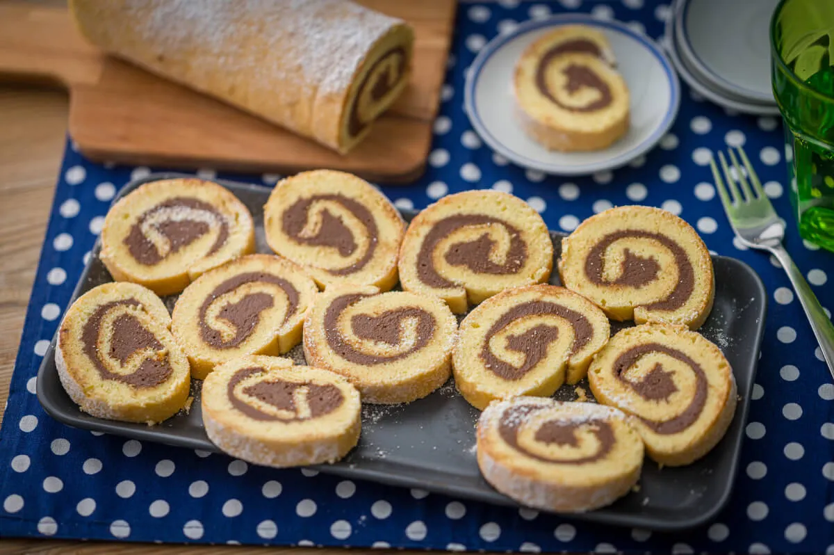 Olcsó és egyszerű desszert húsvétra: így készül a csokoládés piskótatekercs