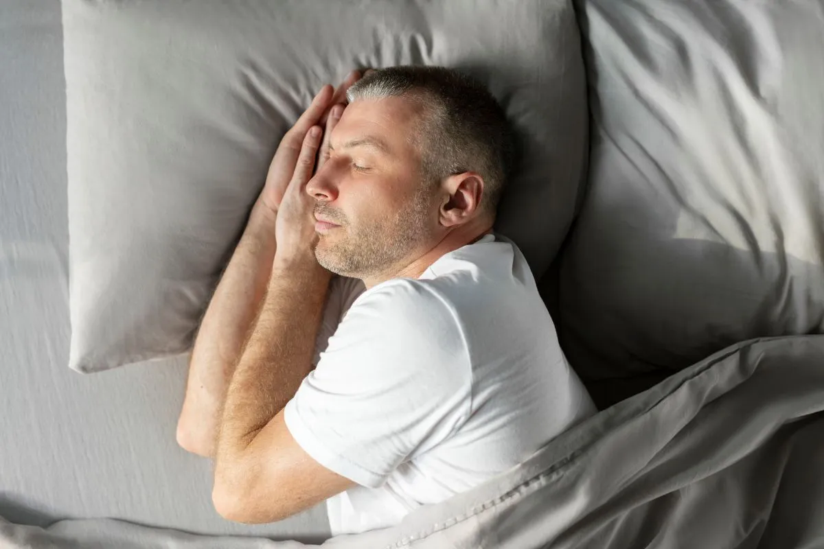 Helyes alvási testhelyzet: férfi felülnézetből, oldalt fekvő pozicíóban