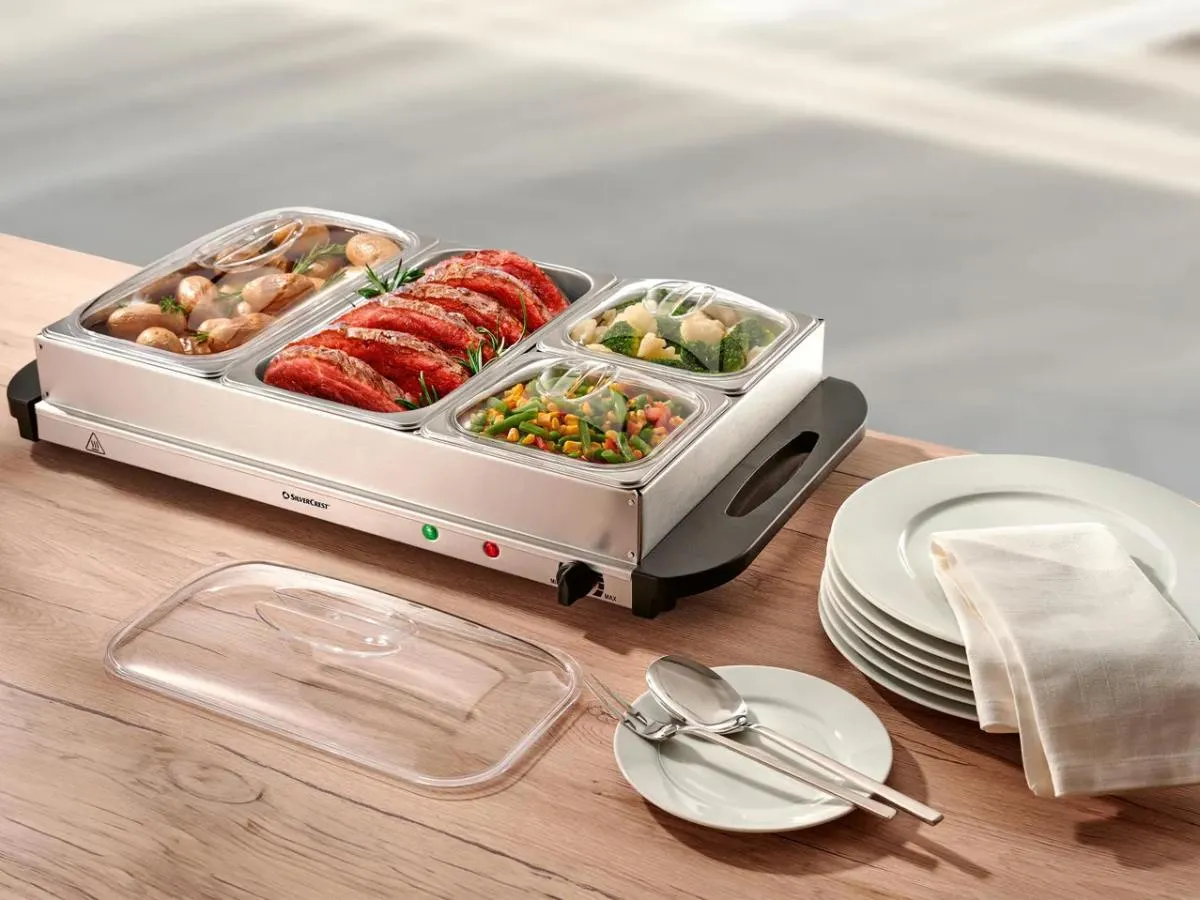 Silvercres melegítőtál: asztal a tál, benne finomságok