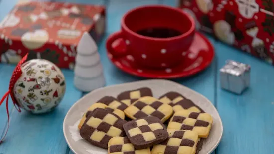 Látványos aprósüti karácsonyra: így készíthetsz omlós sakktáblakekszet