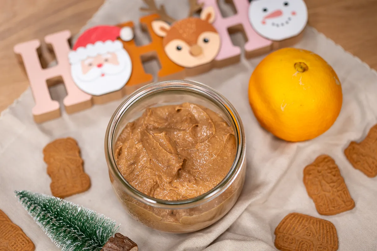 Egy üvegben kekszkrém karácsonyi hangulatú asztalon