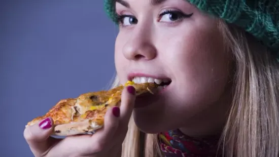 Ha télen szénhidrátokra vágysz, nem vagy egyedül – el se hinnéd, mi az oka