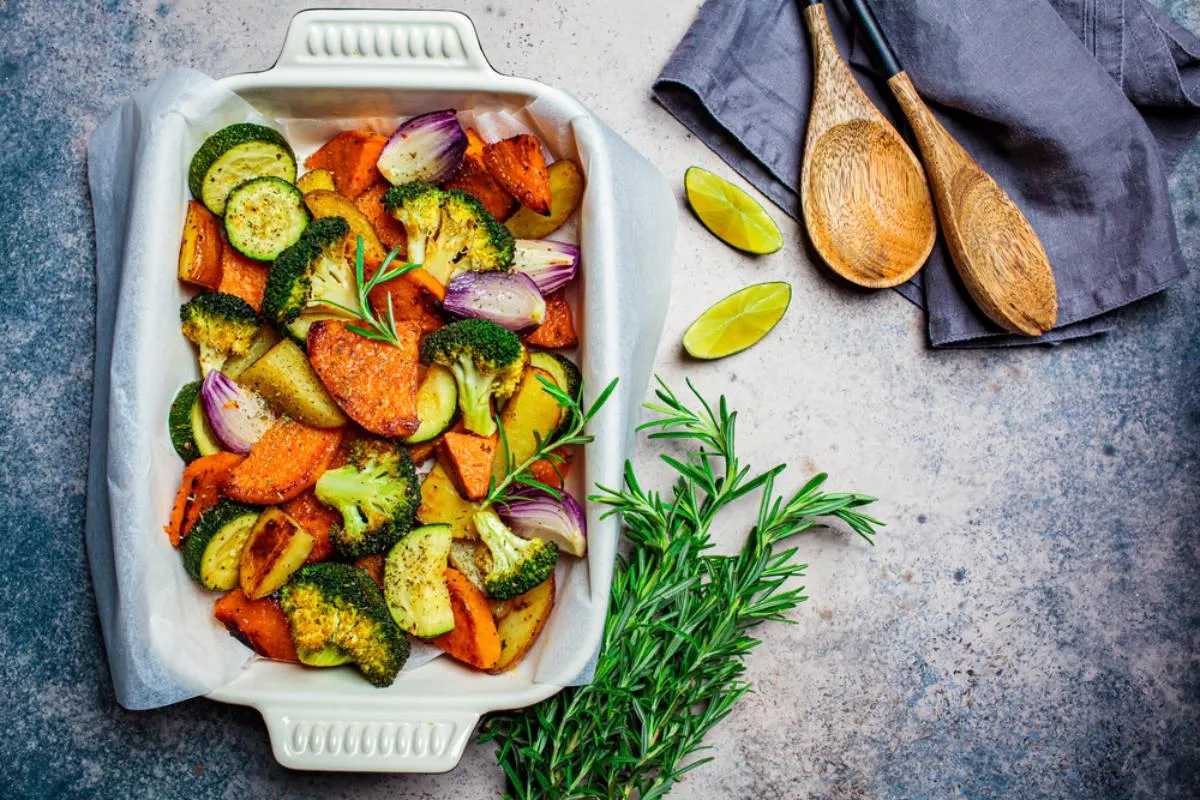 Sült zöldségek: egy tepsiben gyönyörű színes zöldségek megsütve