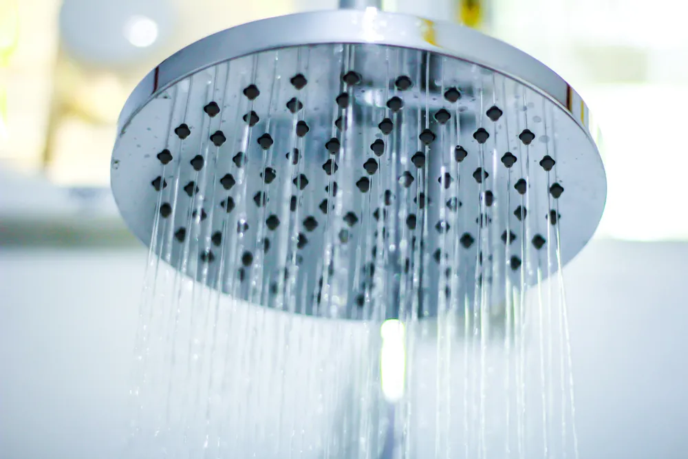 Ha a zuhanyfejet rendszeresen cseréljük, jobb lesz a víznyomás, tisztább a környezet és kellemesebb a zuhanyzási élmény.