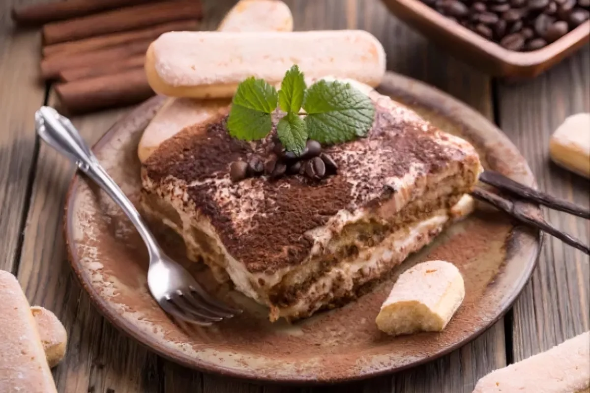 Tiramisu tányéron