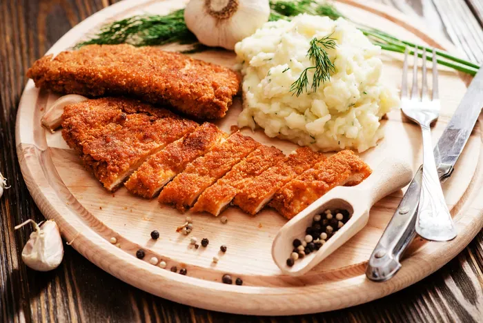 Rántott csirkemell fokhagymás krumplipürével