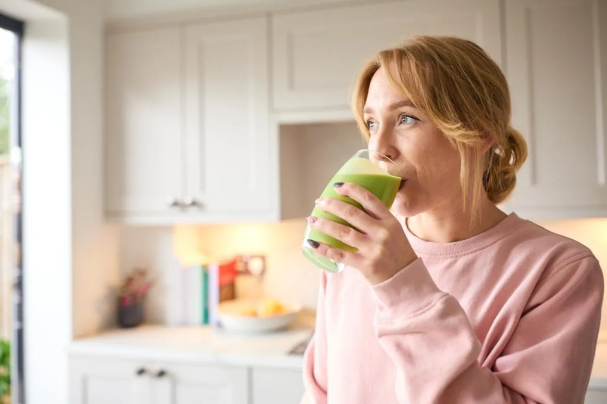 Táplálkozási- és egészségügyi trendek: egy nő zöld turmixot iszik, hiszen az italok fogyasztása élmény kell, hogy legyen