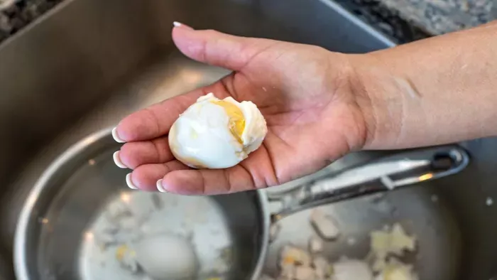 Leteszteltük: ezzel a trükkel soha többet nem lesz macera a tojáspucolás - VIDEÓ