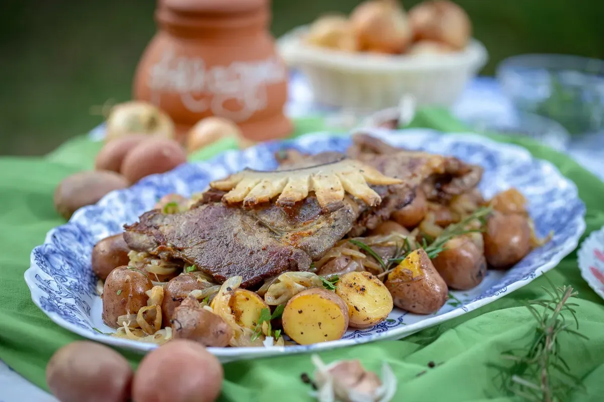 Tarja krumplival tálalva