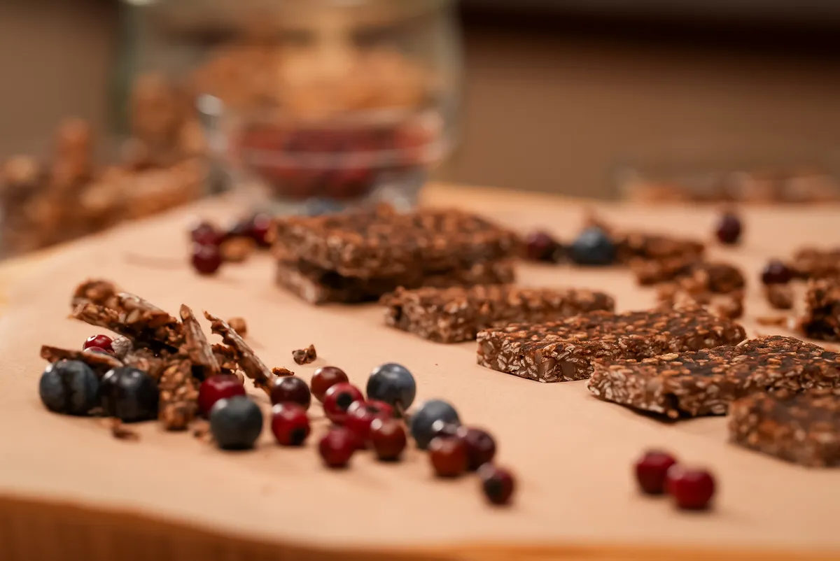 Vadgyümölcsös müzliszelet: szépen szelt müzliszeletek galagonya és kökény szemek között