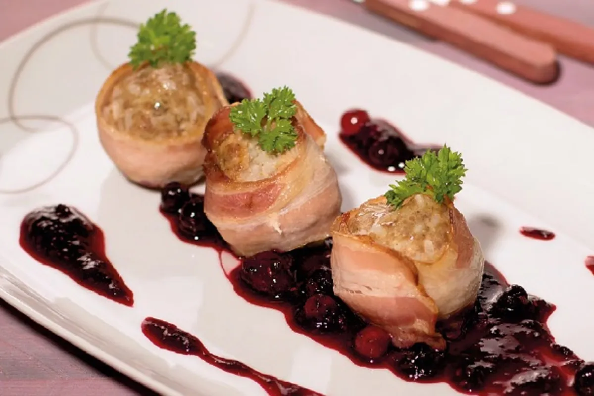 Baconbe tekert húsgombóc erdeigyümölcs-mártással