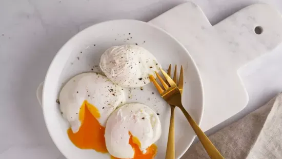 Felejtsd el a vizet! Gordon Ramsay szerint nem is abban kell főzni a tökéletes buggyantott tojást
