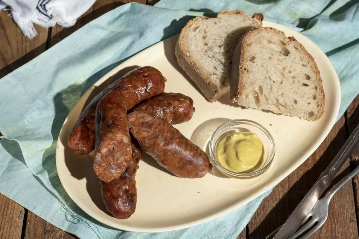 Disznótoros étel: kolbász kenyérrel