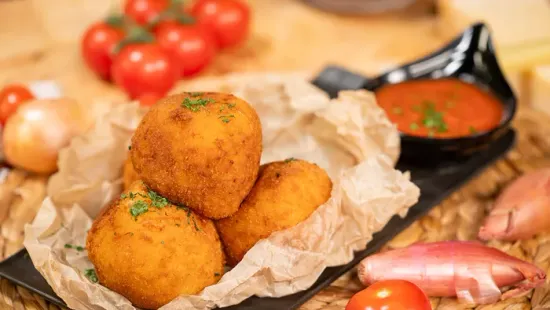 Kívül ropogós, belül krémes: így készül az olaszok kedvenc étele, az arancini