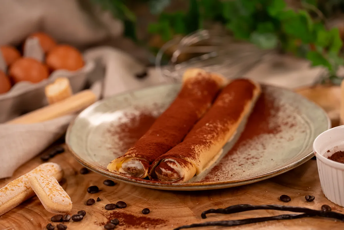 Tiramisus palacsinta tányéron tálalva