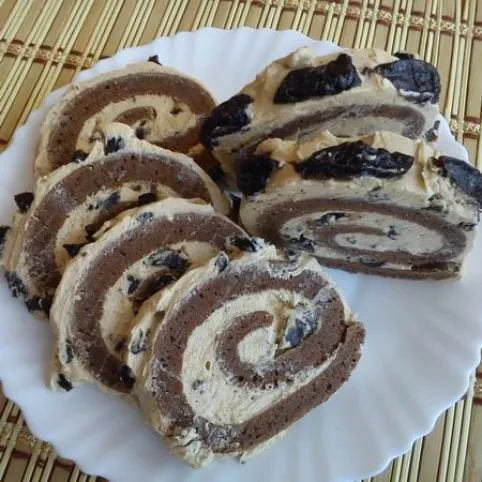 Gesztenyekrémes piskótarolád aszalt szilvával