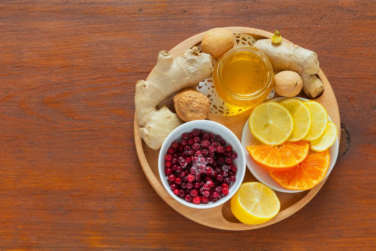Természetes immunerősítők: egy tálban gyömbér, méz, dió és citrusfélék vannak elhelyezve