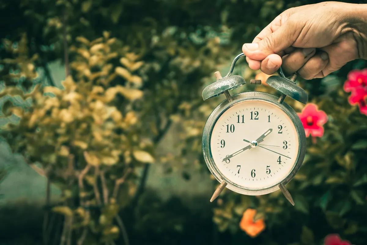 Óraátállítás 2026-ot szimbolizáló antik óra