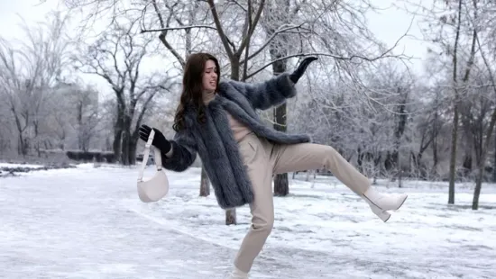 Sokan nem tudják: komoly kártérítés járhat, ha a jeges járdán esel el